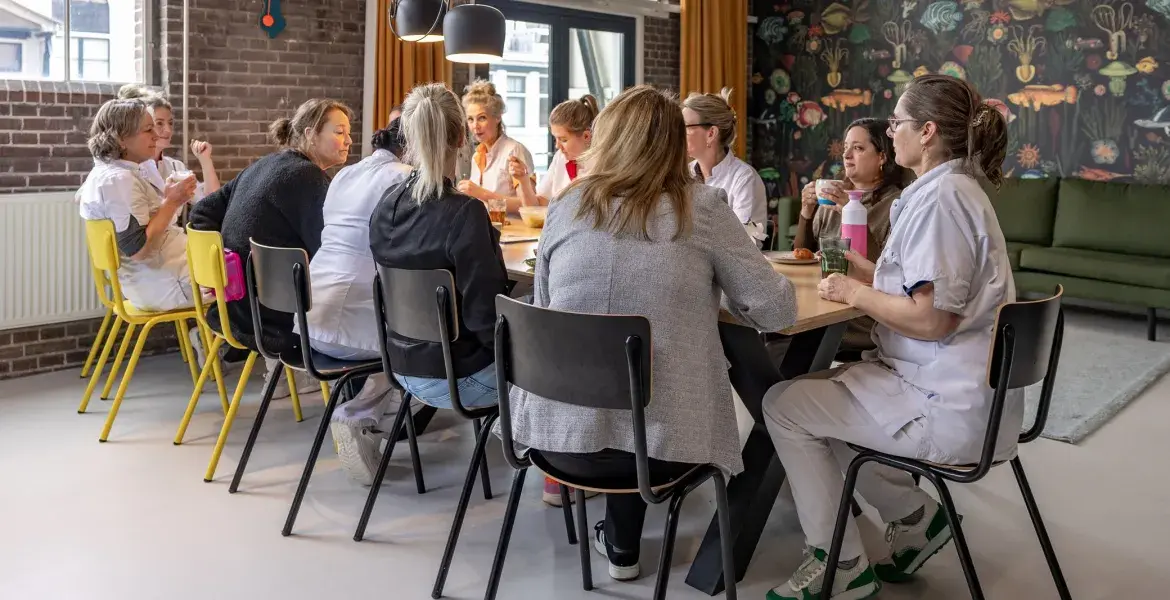 Team lunch groep praten