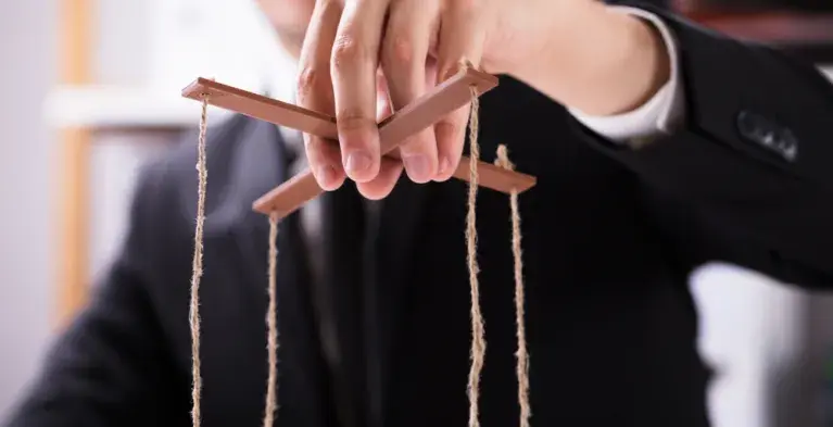 Wie trekt er aan de touwtjes?