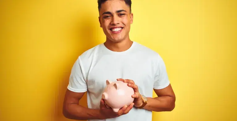 jonge man met spaarpot