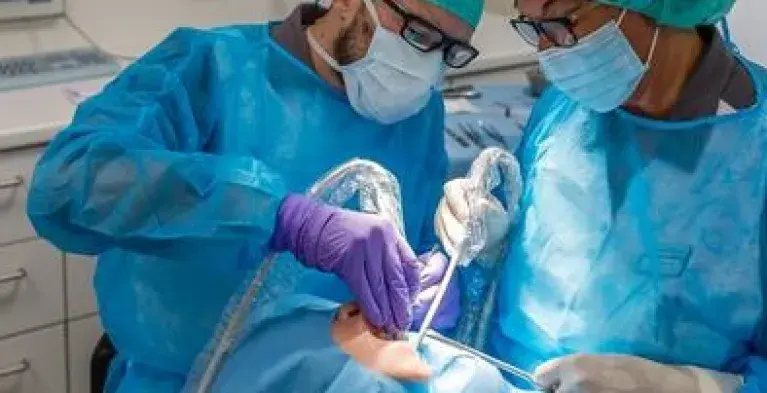 Mka-chirurg aan het werk