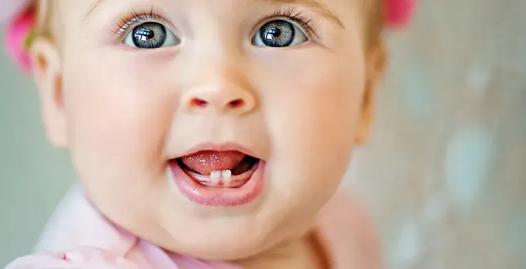 baby met tandje