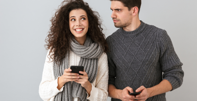 Man en vrouw maken kennistoets op mobiel