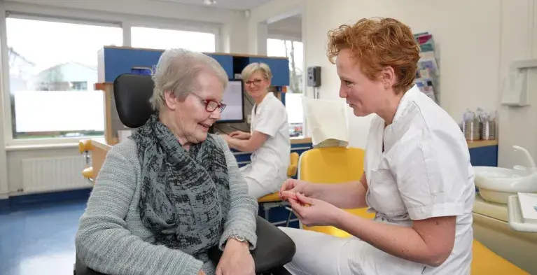 Tandarts in gesprek met patiënt