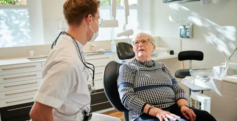 Tandarts in gesprek met patiënt