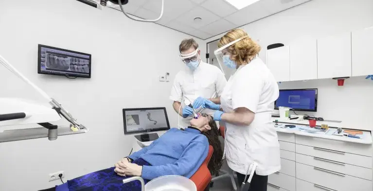 Tandarts, patiënt en assistent