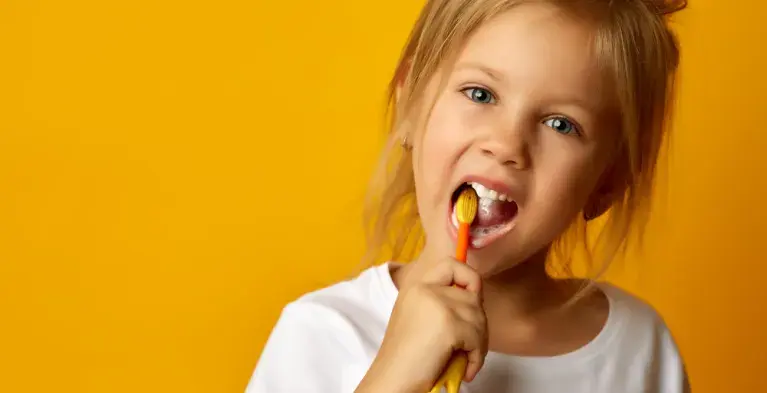 Meisje poets haar tanden