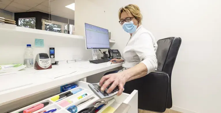 Achter de balie bij de mondzorgpraktijk