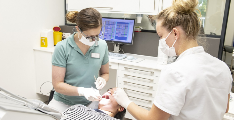 Tandartsassistent aan de stoel