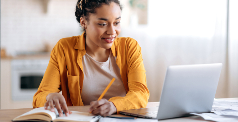 jonge vrouw volgt online cursus