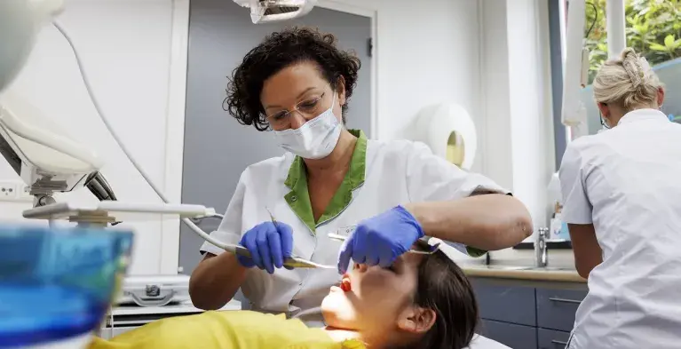 Meisje bij de tandarts