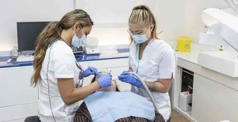 Tandarts en assistent