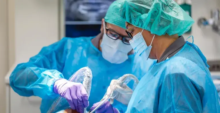 kaakchirurg aan het werk