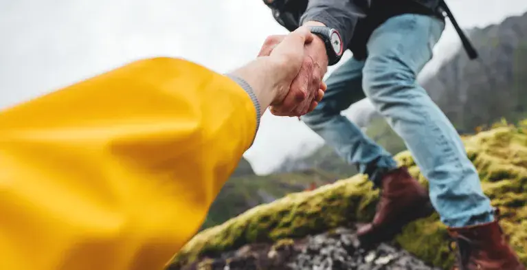 Uitgestoken hand voor hulp aanpakken