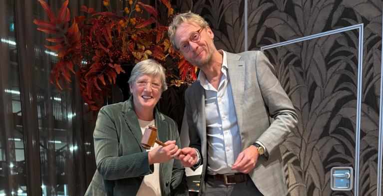 Joke Kwakman (l) ontvangt voorzittershamer Sectie Tandartsspecialisten van de KNMT uit handen van Eelco Bergsma (r)