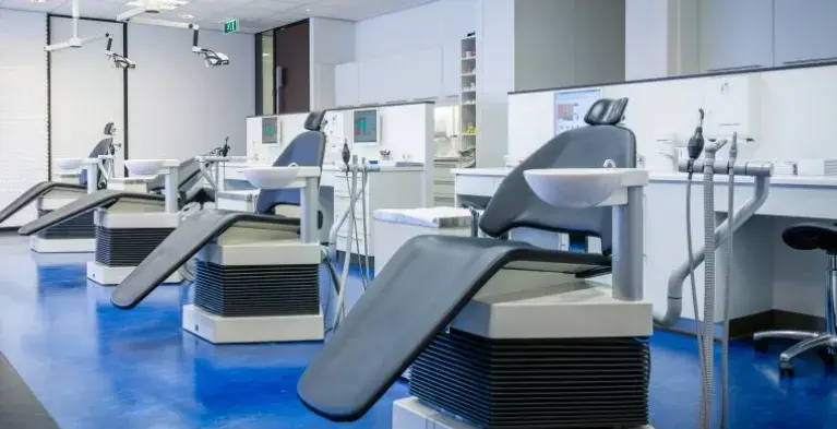 Aantal stoelen in de praktijk - ruimte met 4 stoelen