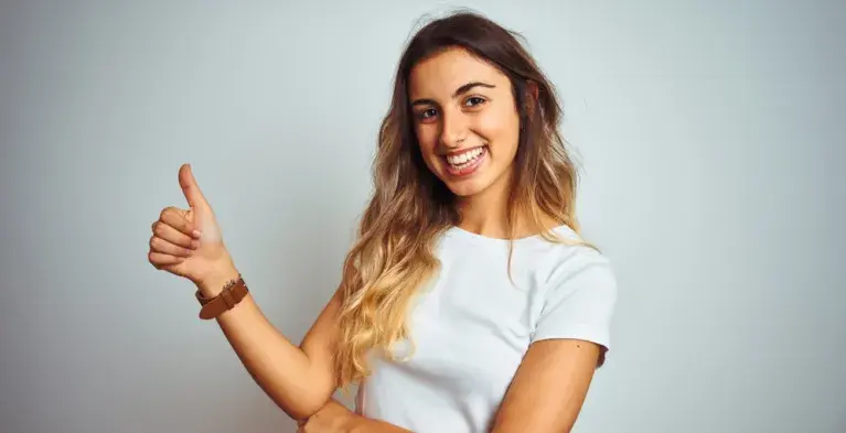 jonge vrouw met duim omhoog