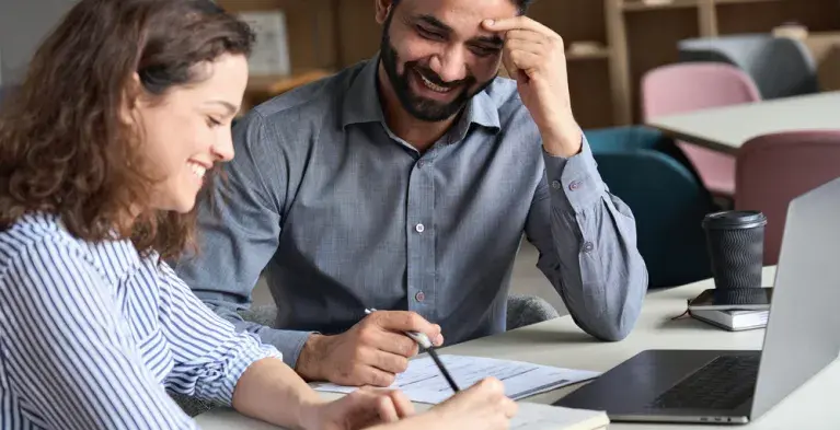 man en vrouw samen achter laptop