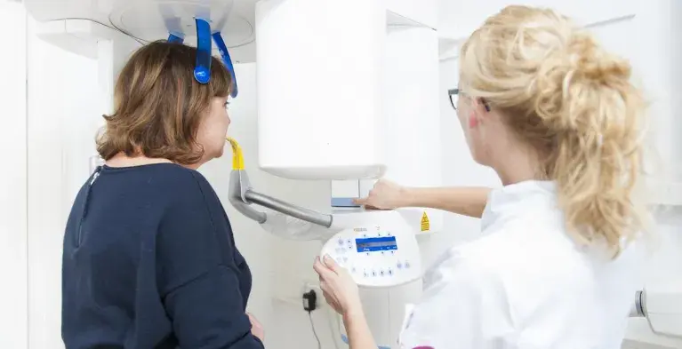 Assistent maakt röntgenfoto