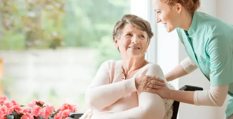 oudere met verzorgster