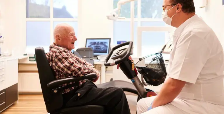 oudere patient bij tandarts