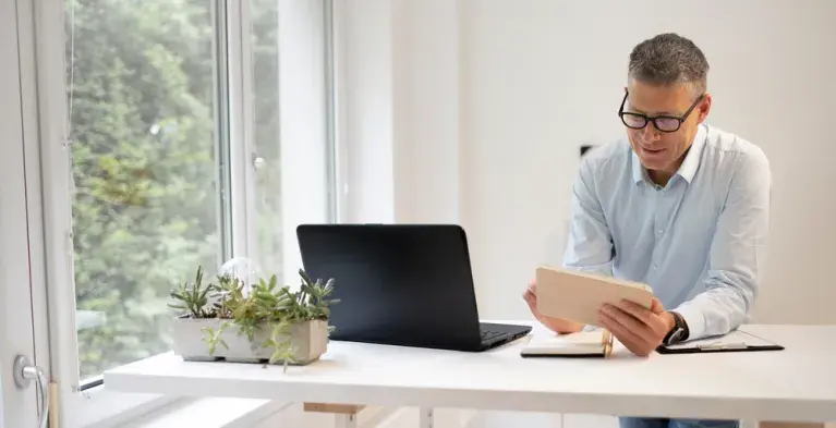 man controleert papierwerk