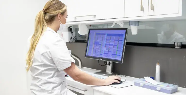 tandarts achter beeldscherm