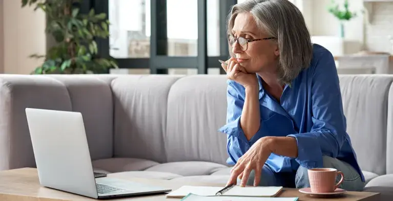 vrouw volgt online training