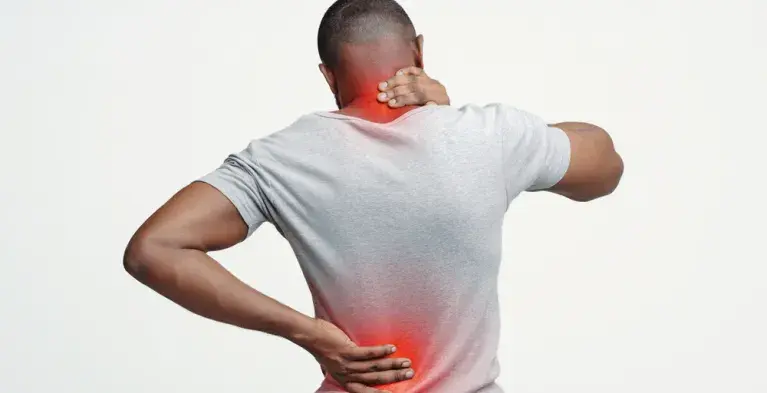 man met nek en rugpijn