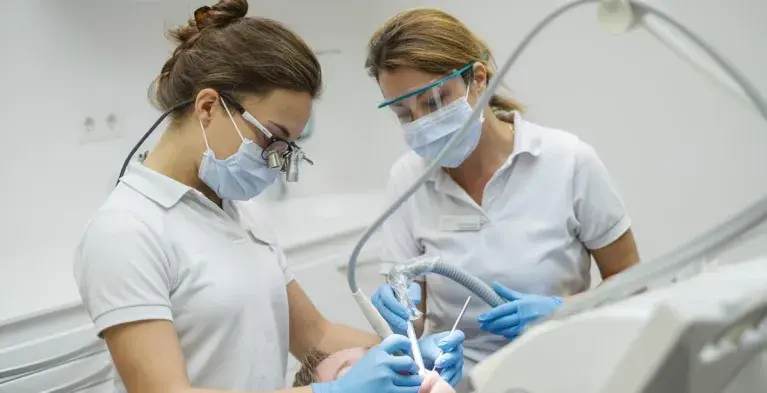 tandarts en assistent aan het werk