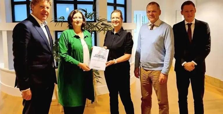 Minister Helder neemt het rapport 'Stop de stapeling' in ontvangst