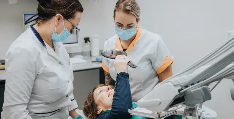 Behandeling in de stoel bij de tandarts