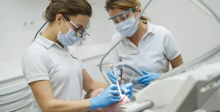 Tandarts en assistent aan het werk