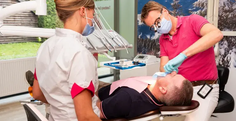 Patiënt in de stoel bij de tandarts