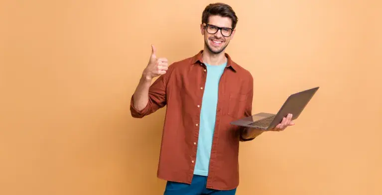 Een man met een laptop en zijn duim omhoog