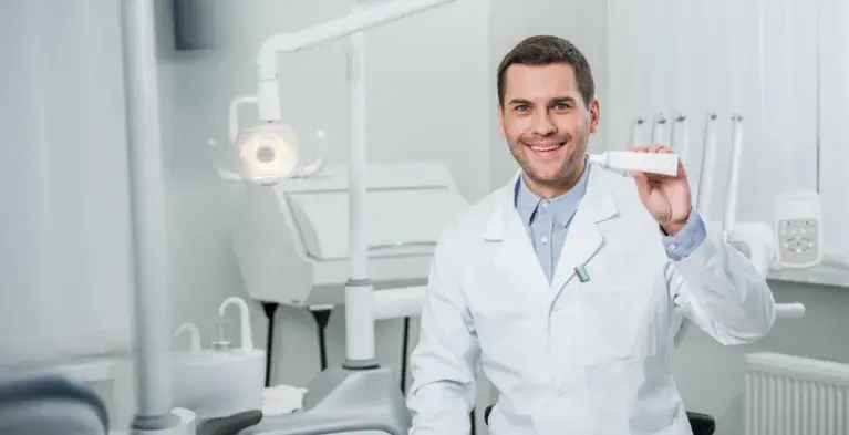 Een tandarts beveelt tandpasta aan