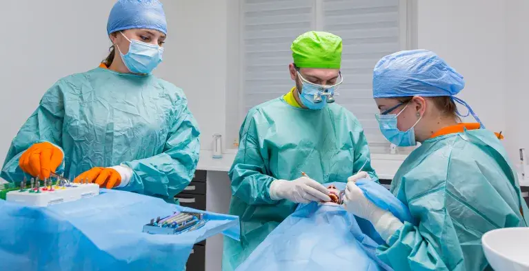 Kaakchirurg voert behandeling uit