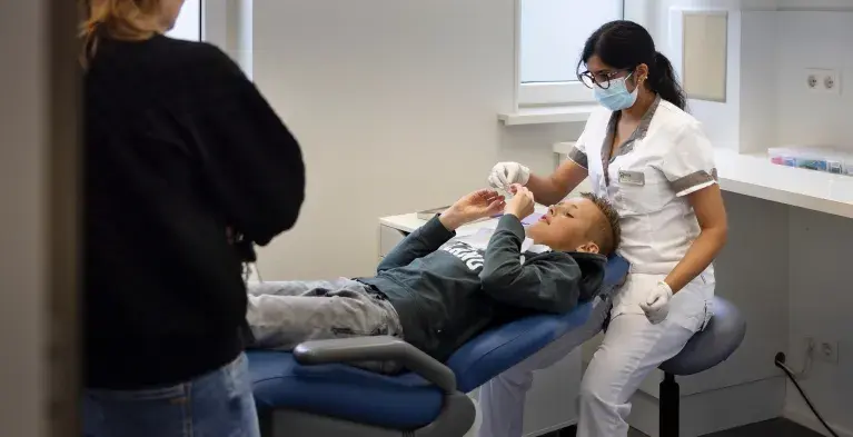 Een jongetje wordt behandeld door de tandarts