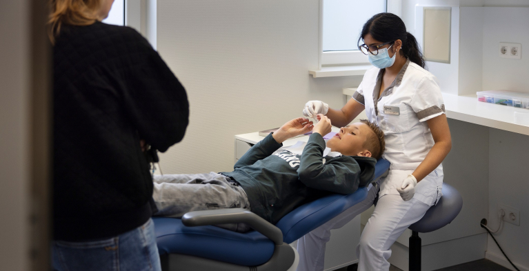 Een jongetje wordt behandeld door de tandarts