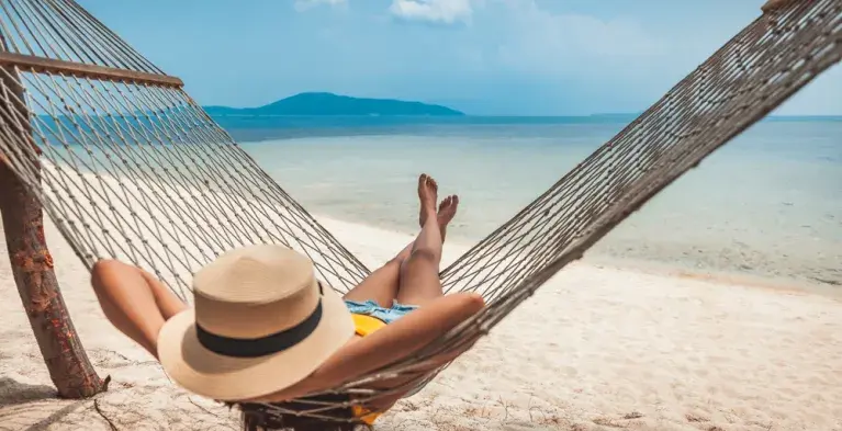 Ontspannen in een hangmat aan zee