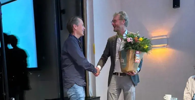 Eelco Bergsma feliciteert orthodontist Laurens Fabels met zijn benoeming als vicevoorzitter in het bestuur van de Sectie Tandartsspecialisten