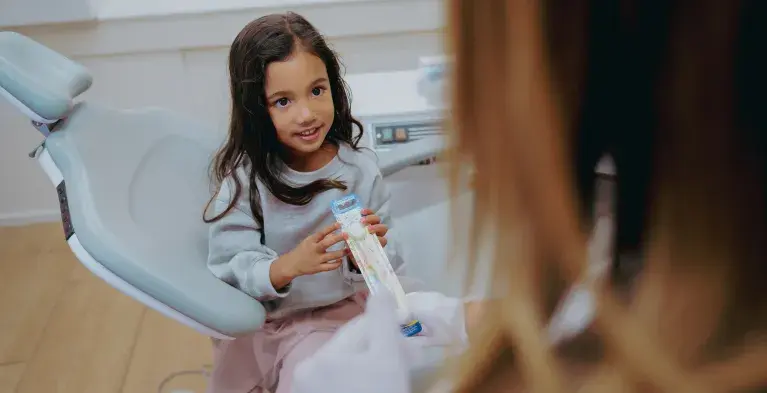 Een jong meisje krijgt voorlichting over mondverzorging