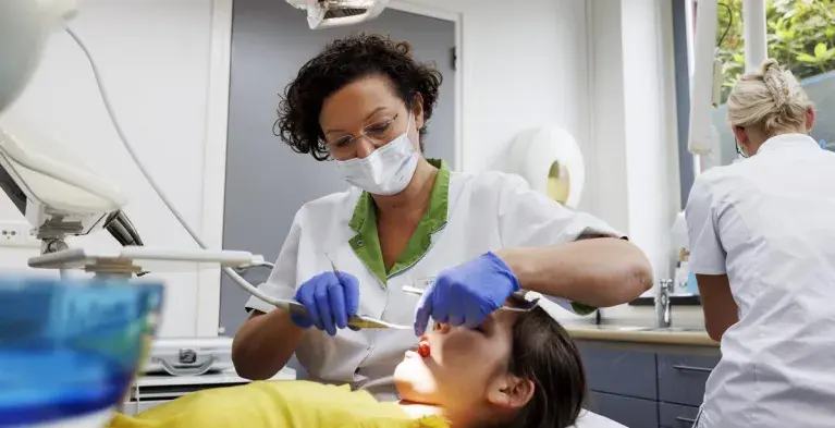 Kind in de stoel in de tandartspraktijk