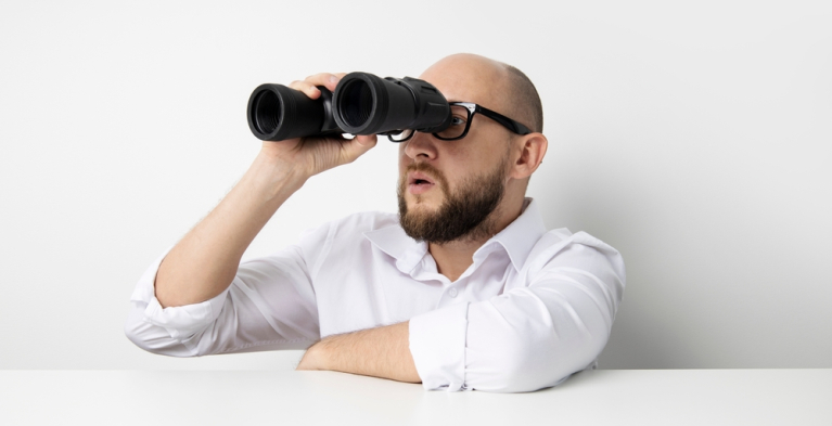 Kijken door de verrekijker