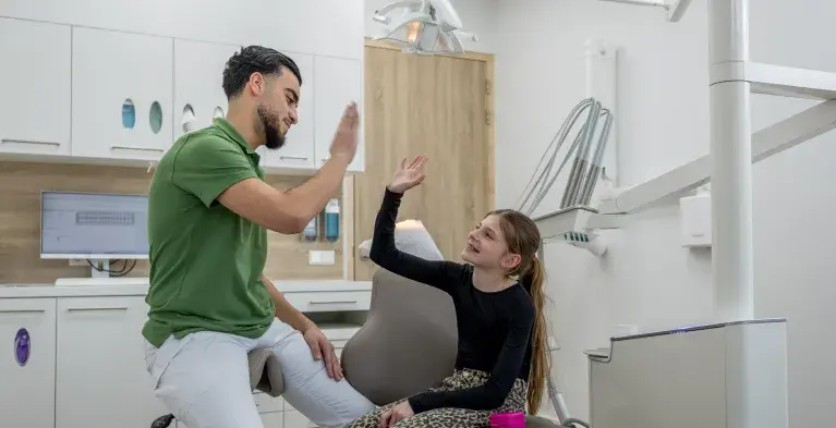 Tandarts kind high five