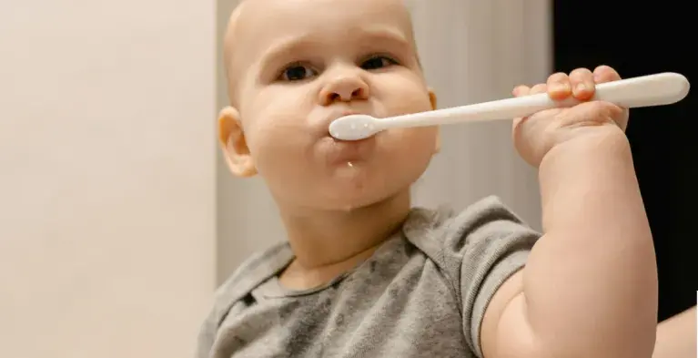 Baby tandje tandenpoetsen kind