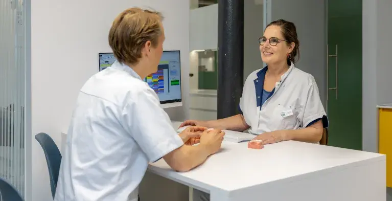 Ortho overleg duo praten gesprek