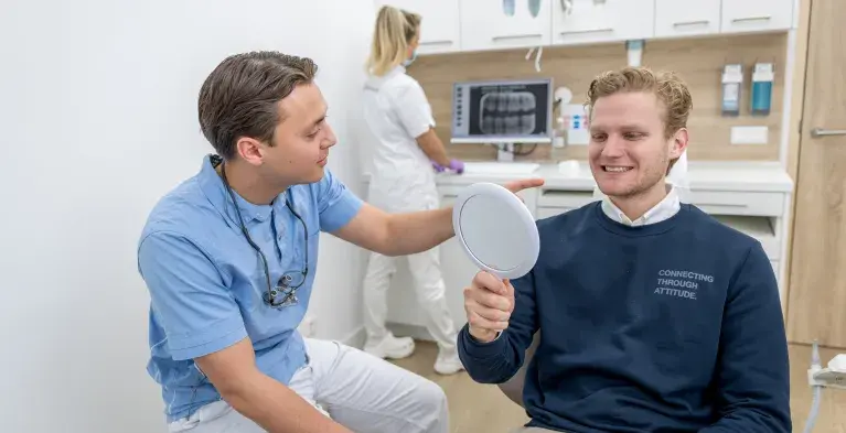 Tandarts spiegel patient