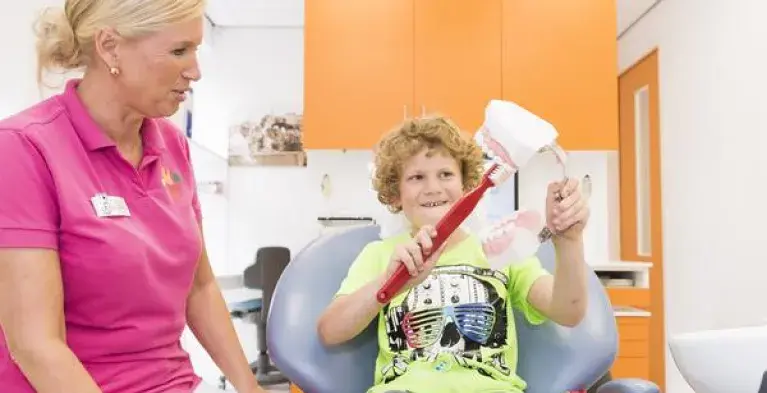 Jongen leert tanden poetsen