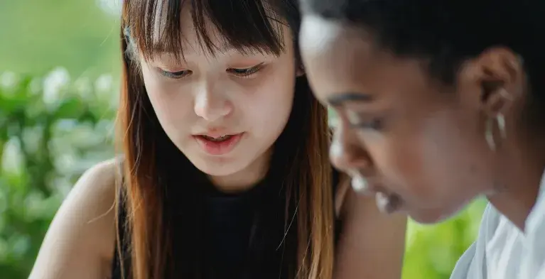 Twee vrouwen aan de studie