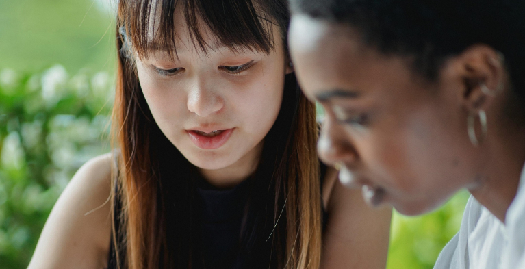 Twee vrouwen aan de studie